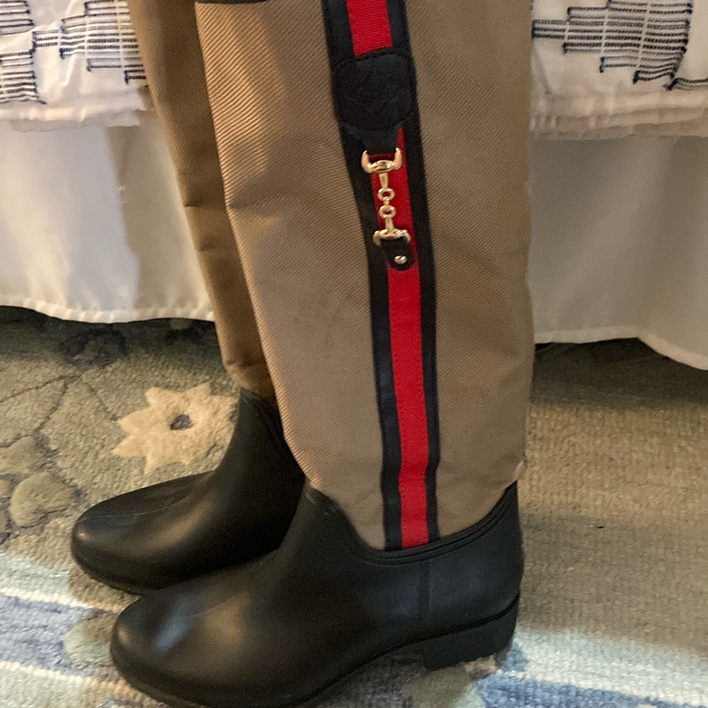 Size 6 zip up waterproof bottom boots